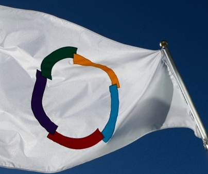 Weiße Fahne vor blauem Hintergrund mit einem bunten Kreis