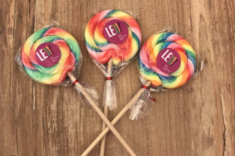 Regenbogen-Lollies zur LEW-Diversity-Aktion mit dem Motto "bunt. gemeinsam. besser"