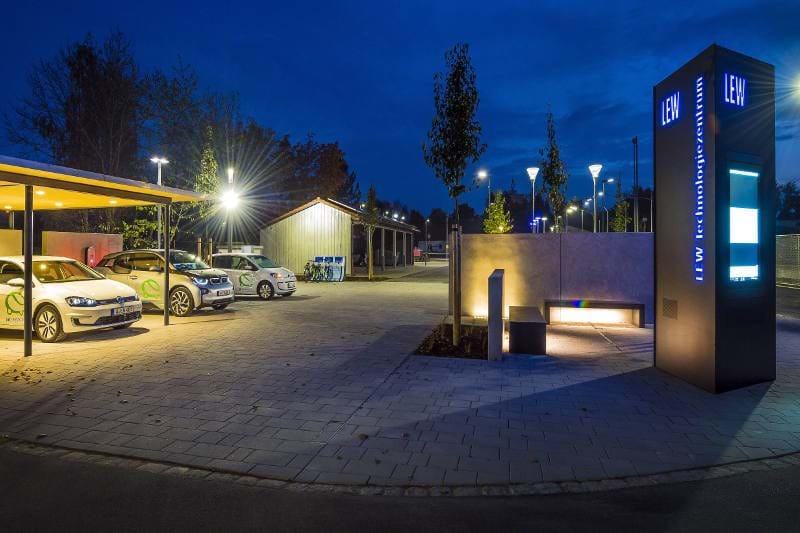 Das LEW Technologiezentrum in Königsbrunn beleuchtet bei Nacht