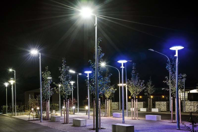 Der hell erleuchtete Leuchtenpark im LEW Technologiezentrum bei Nacht