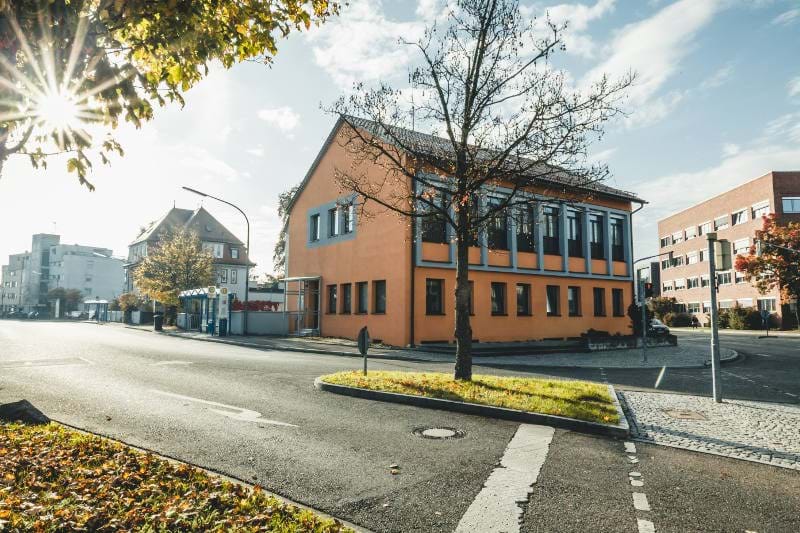 Seitliche Ansicht des LEW-Gebäudes in Günzburg