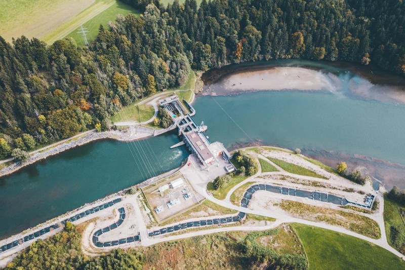 Luftaufnahme des Wasserkraftwerks in Altusried an der Iller
