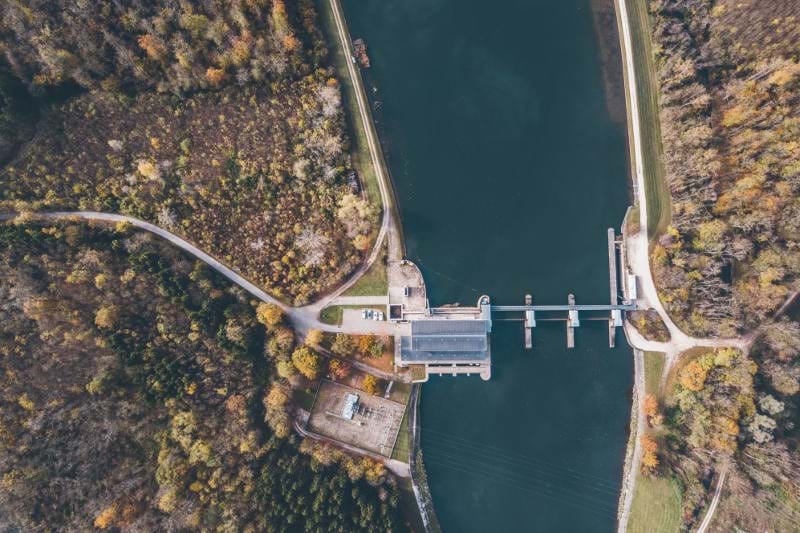 Luftaufnahme des Wasserkraftwerks in Offingen